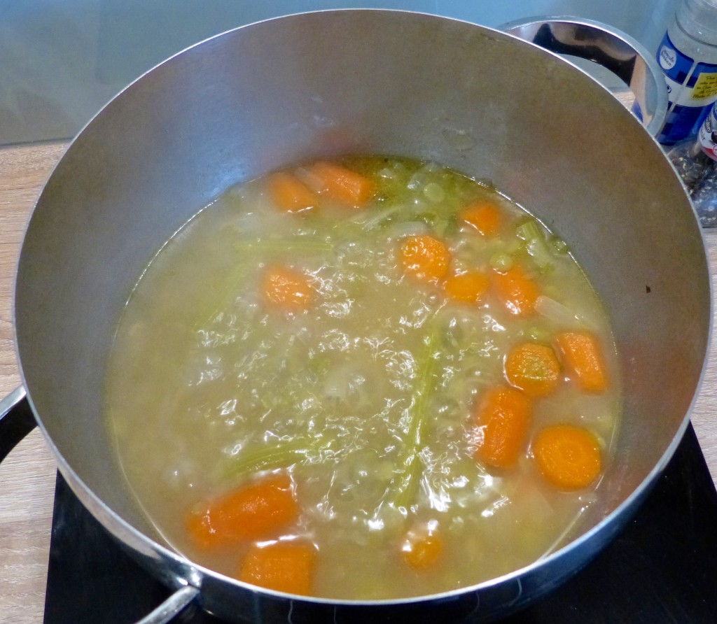 Velouté de pois cassés et chips de jambon