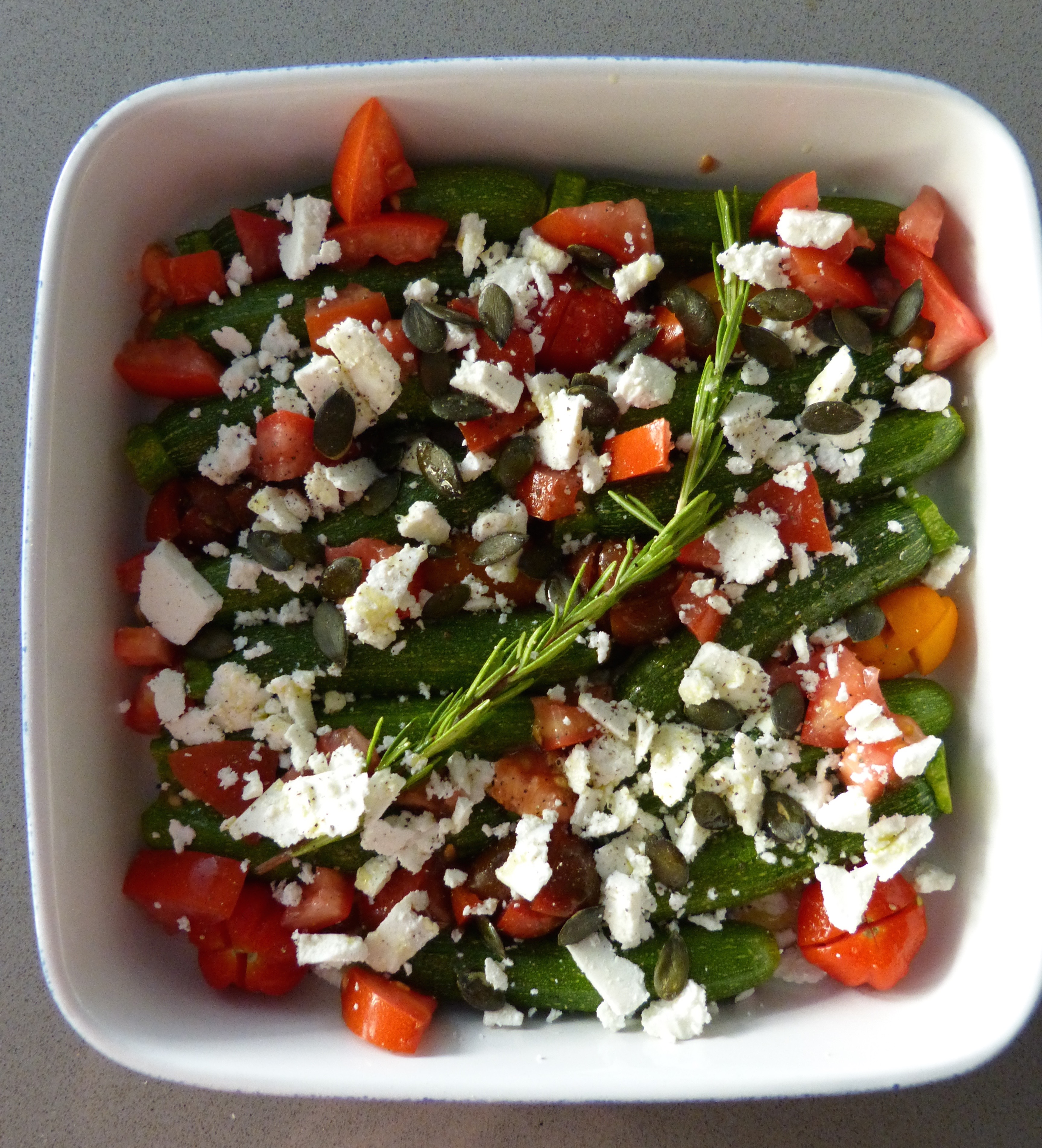 Mini roasted zucchinis, cherry tomatoes and Manouri - Un ...