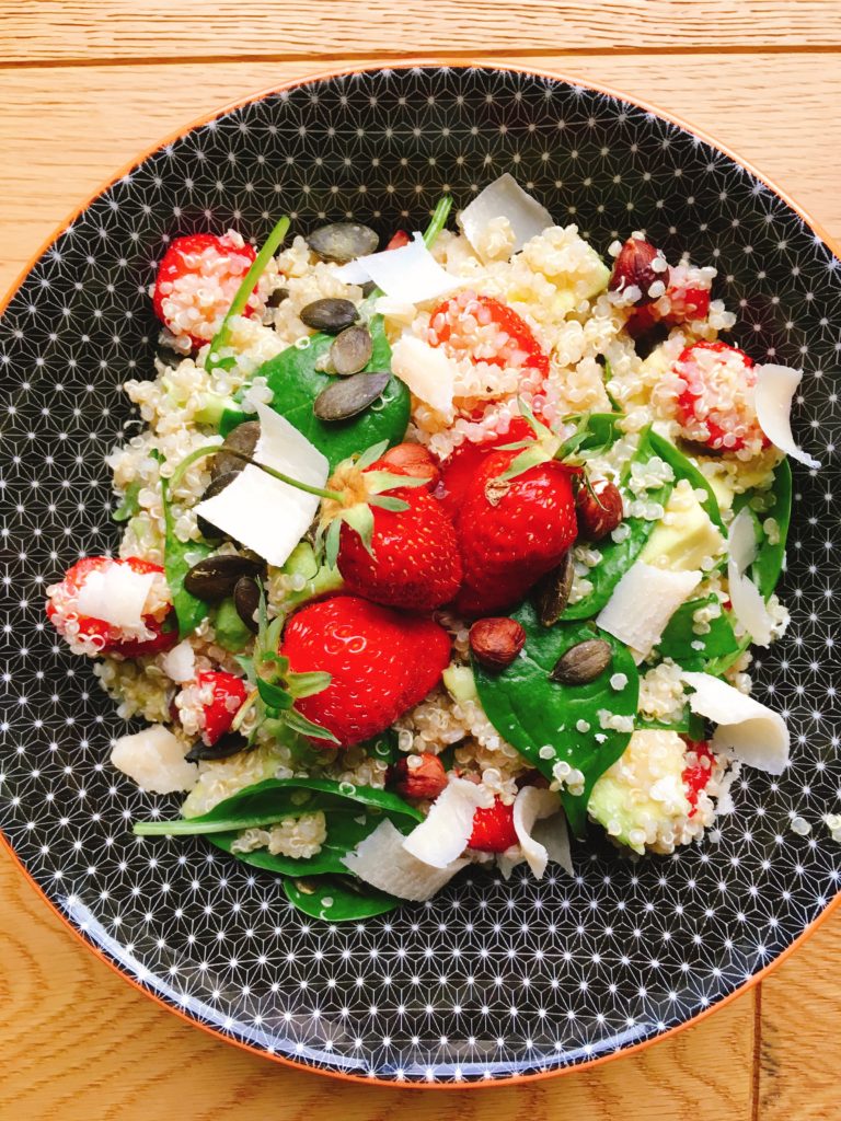 Salade De Quinoa, Fraises, Noisettes Et Pousses D’épinard - Un Petit ...